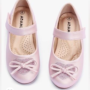 Super Cute Toddler size 9 dress shoes.